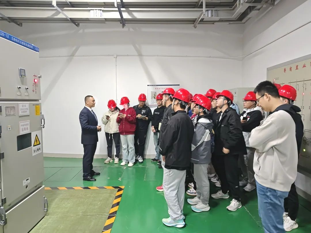 山東建筑大學(xué)學(xué)子參觀魯商服務(wù)國奧城項(xiàng)目