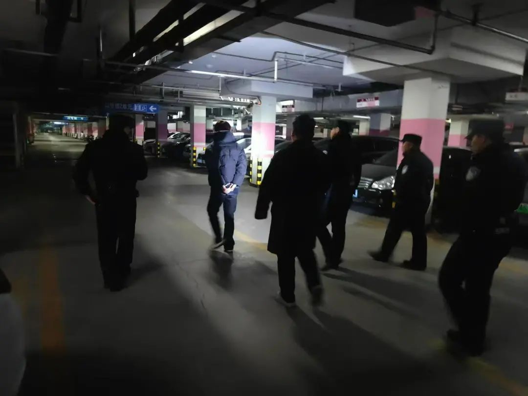 該出手時(shí)就出手，魯商服務(wù)深夜擒獲兩名“拉車門”竊賊