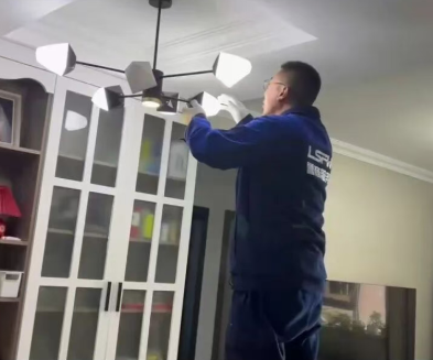 美好正發(fā)生④ | 鄭寶興：一個(gè)工具包，一顆責(zé)任心，他為萬(wàn)家燈火保駕護(hù)航六年