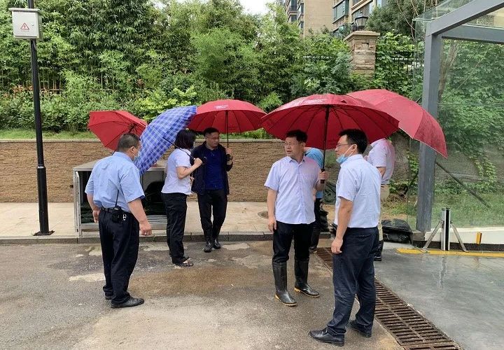 公司領(lǐng)導(dǎo)到唐冶鳳凰廣場二期及唐冶鳳凰廣場物業(yè)服務(wù)中心檢查防汛工作！